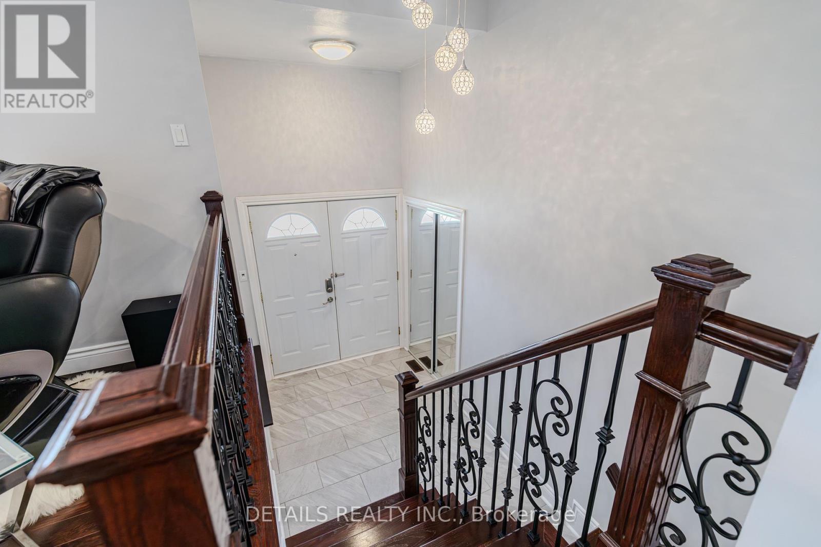 7 Kerry Crescent, Ottawa, Ontario  K2E 5V7 - Photo 4 - X12980874