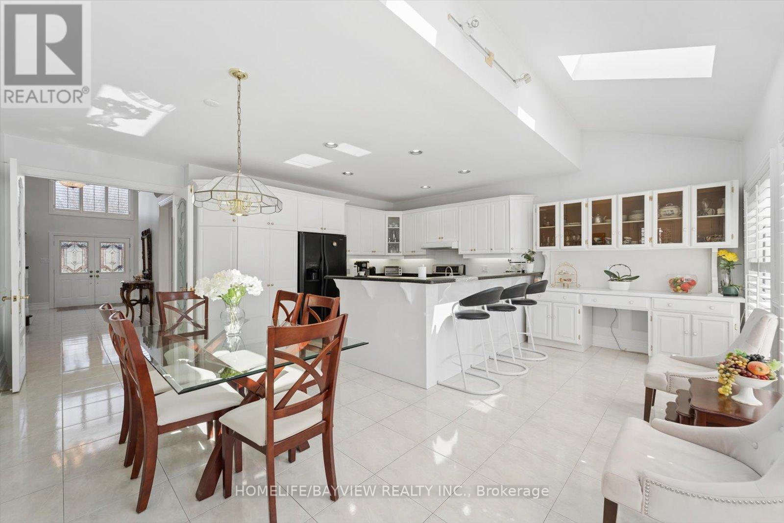 11 Sorrento Drive, Richmond Hill, Ontario  L4C 0J8 - Photo 14 - N12980896