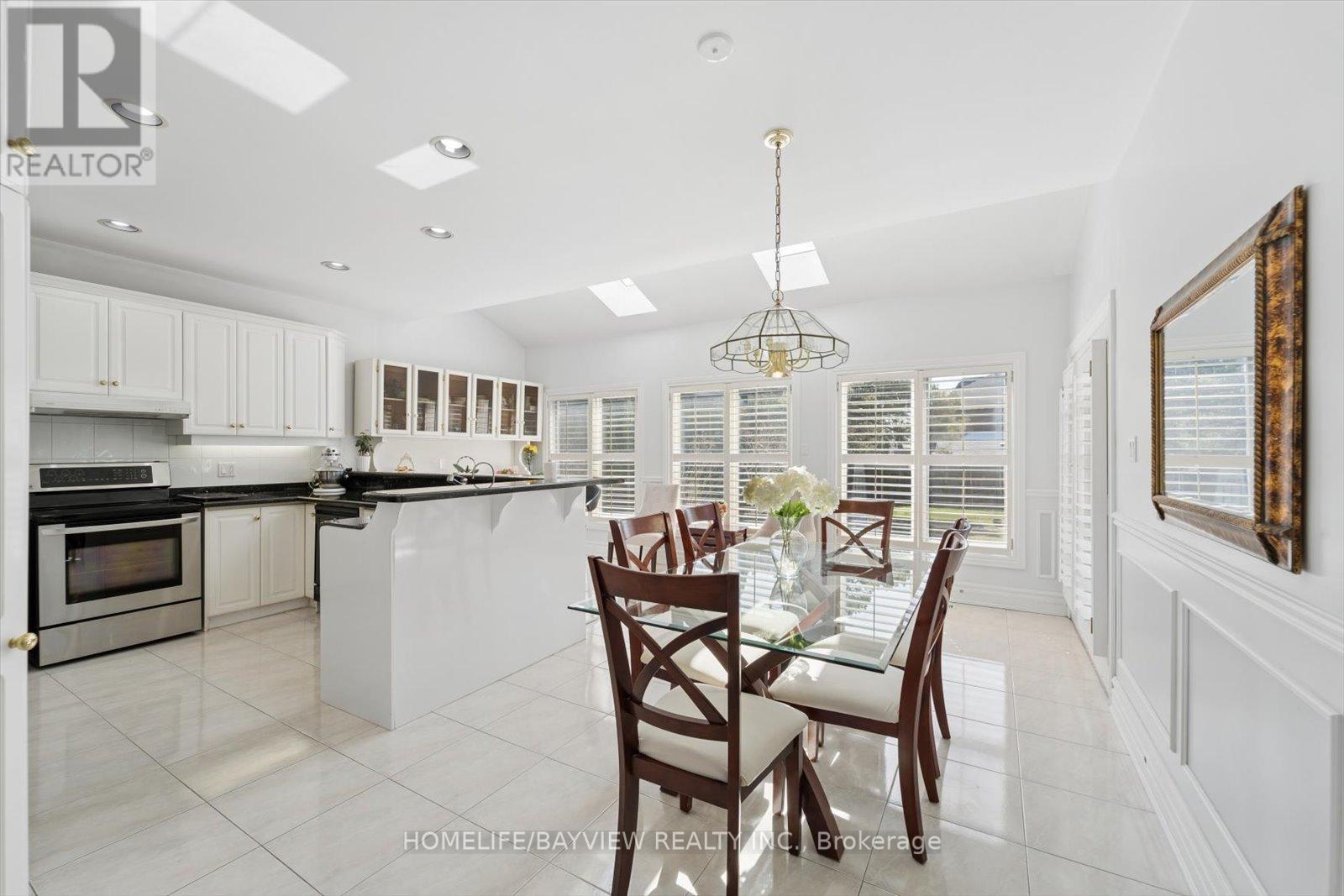 11 Sorrento Drive, Richmond Hill, Ontario  L4C 0J8 - Photo 15 - N12980896