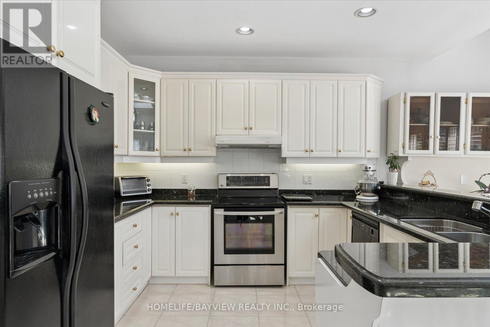 11 Sorrento Drive, Richmond Hill, Ontario  L4C 0J8 - Photo 16 - N12980896