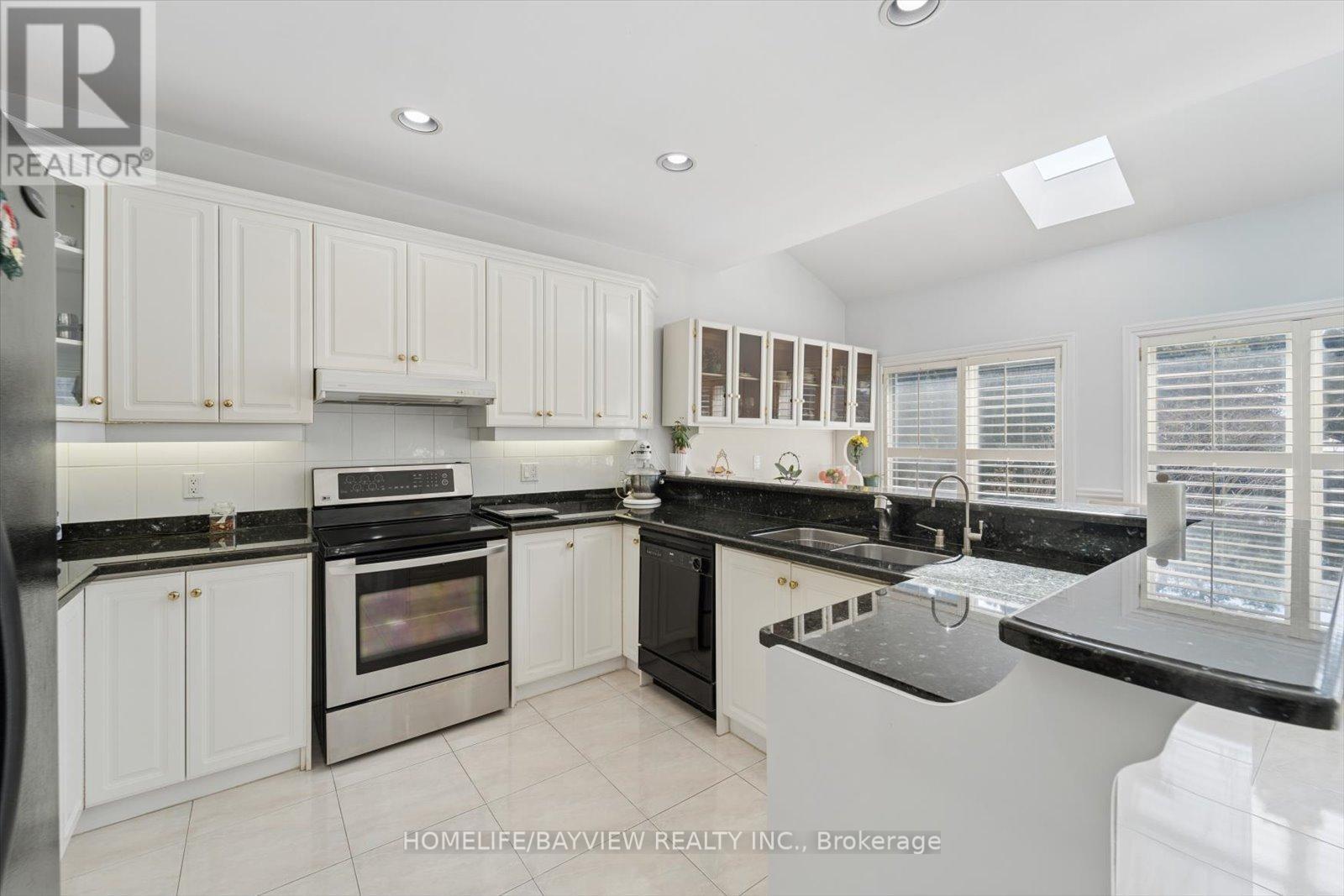 11 Sorrento Drive, Richmond Hill, Ontario  L4C 0J8 - Photo 17 - N12980896