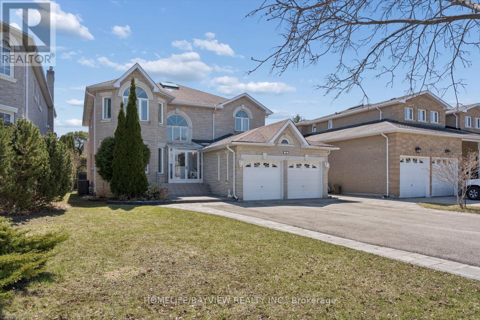 11 Sorrento Drive, Richmond Hill, Ontario  L4C 0J8 - Photo 2 - N12980896