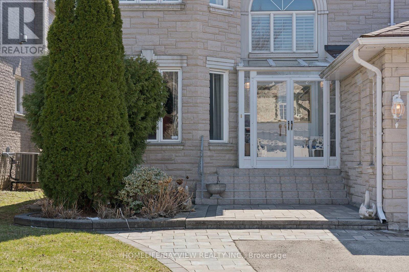11 Sorrento Drive, Richmond Hill, Ontario  L4C 0J8 - Photo 4 - N12980896
