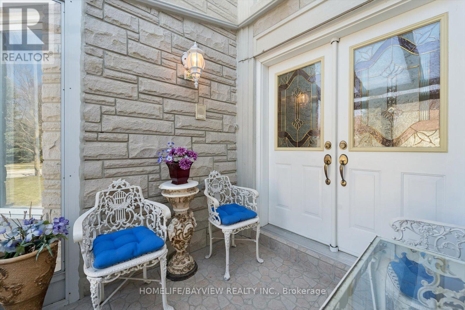 11 Sorrento Drive, Richmond Hill, Ontario  L4C 0J8 - Photo 5 - N12980896