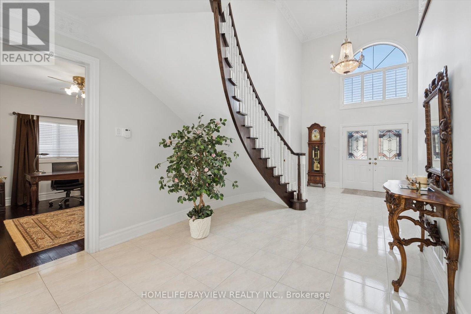 11 Sorrento Drive, Richmond Hill, Ontario  L4C 0J8 - Photo 7 - N12980896