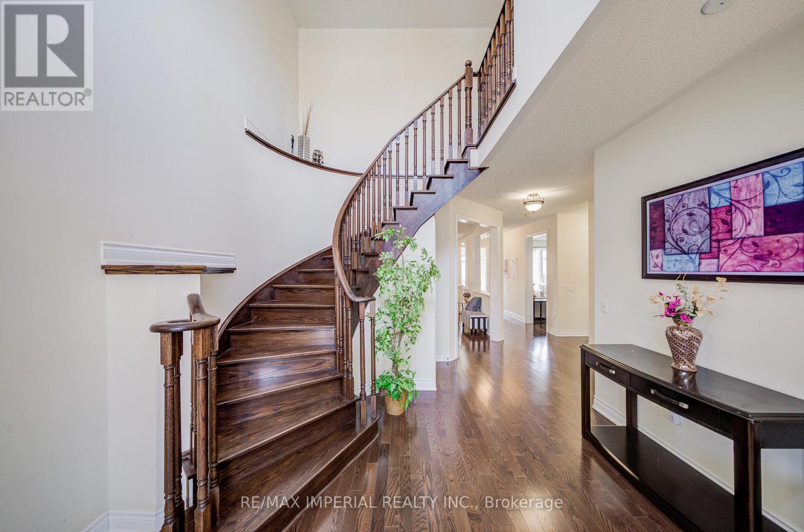 28 Mancini Crescent, Richmond Hill, Ontario  L4E 0T1 - Photo 2 - N12980928