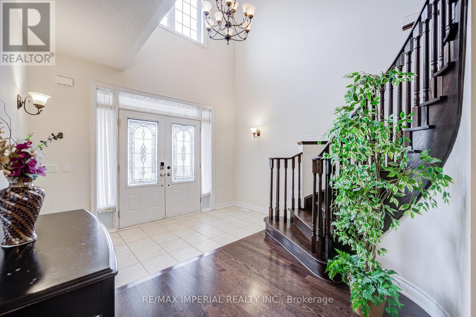 28 Mancini Crescent, Richmond Hill, Ontario  L4E 0T1 - Photo 3 - N12980928