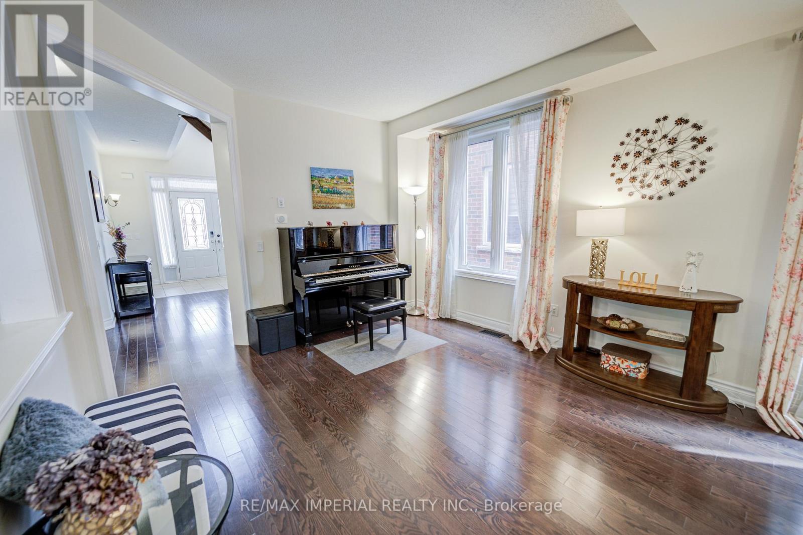 28 Mancini Crescent, Richmond Hill, Ontario  L4E 0T1 - Photo 6 - N12980928