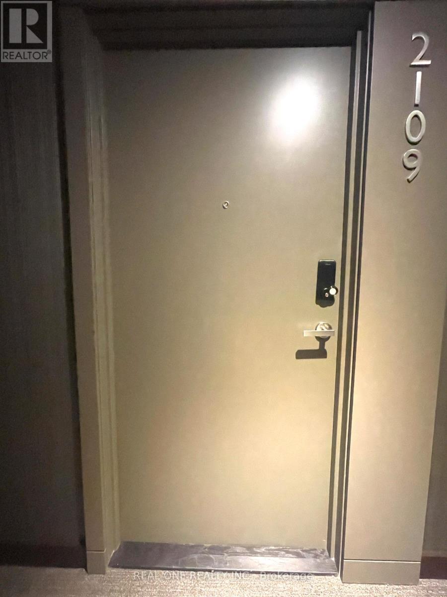 2109 - 448 Burnhamthorpe Road W, Mississauga, Ontario  L5B 4M6 - Photo 2 - W12980870