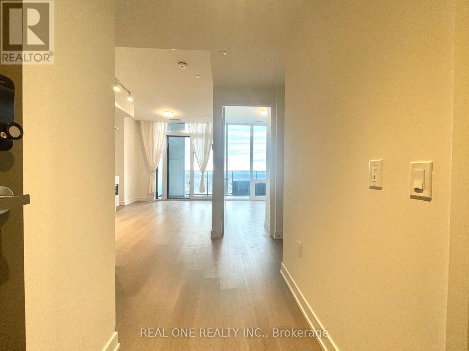 2109 - 448 Burnhamthorpe Road W, Mississauga, Ontario  L5B 4M6 - Photo 3 - W12980870