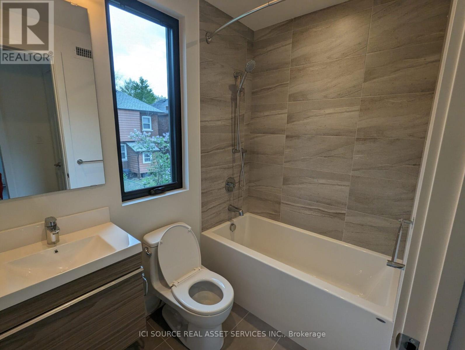 R - 411 Annette Street, Toronto, Ontario  M6P 1R7 - Photo 13 - W12980914