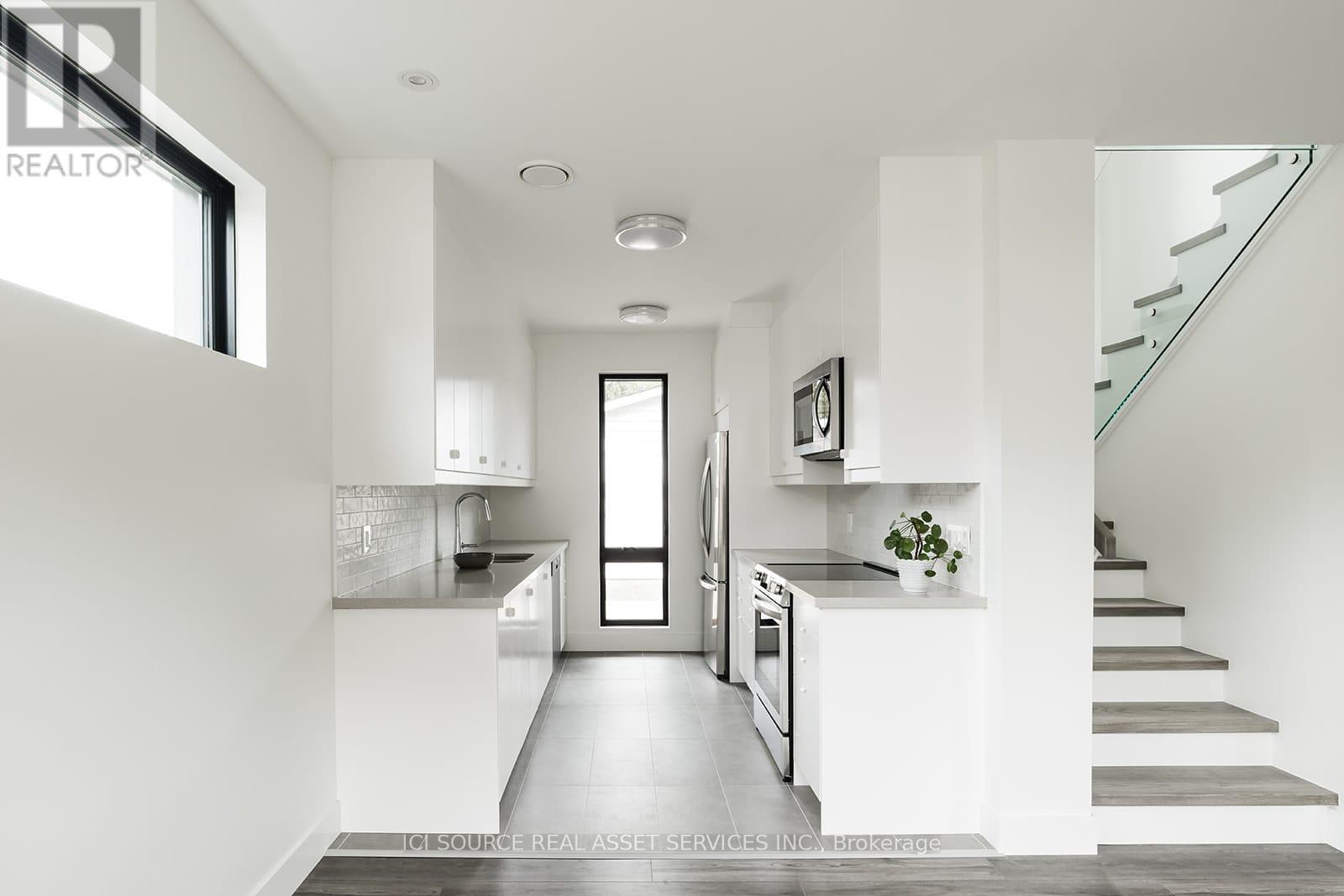 R - 411 Annette Street, Toronto, Ontario  M6P 1R7 - Photo 4 - W12980914