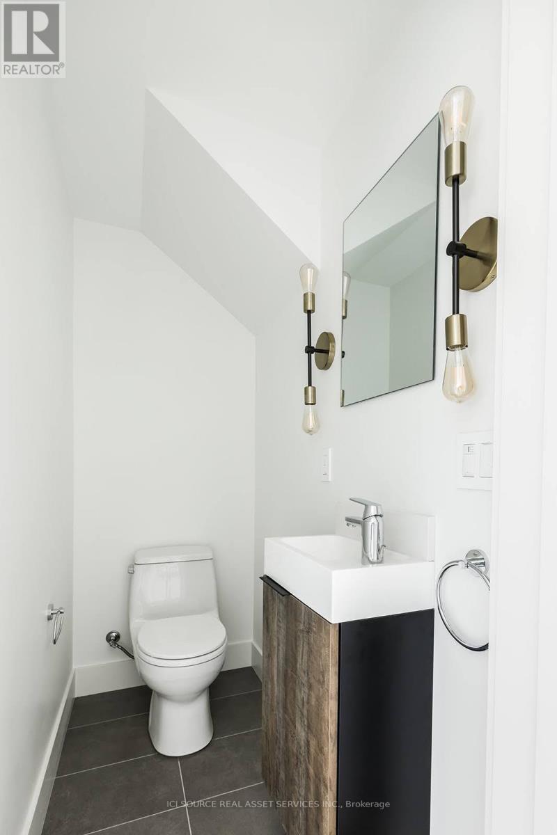 R - 411 Annette Street, Toronto, Ontario  M6P 1R7 - Photo 7 - W12980914