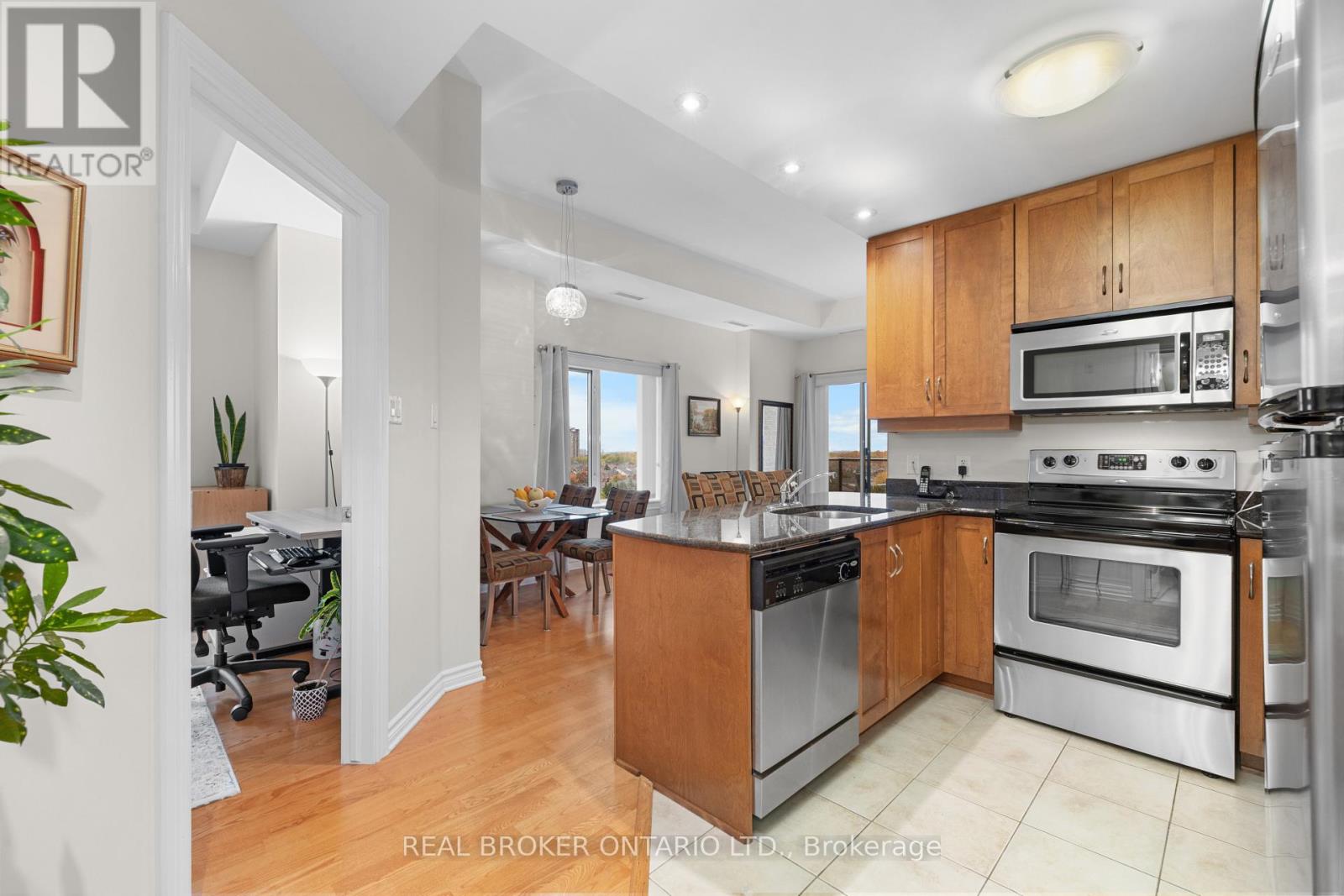 1004 - 314 Central Park Drive, Ottawa, Ontario  K2C 0R2 - Photo 8 - X12886698