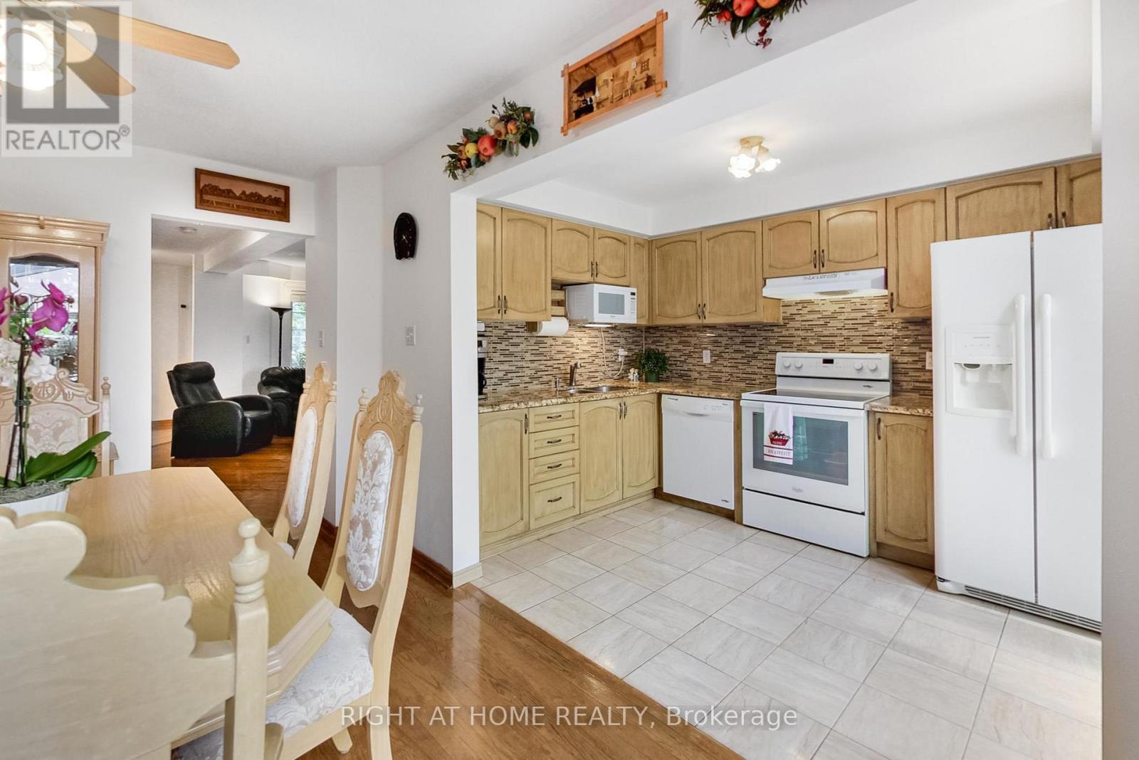 28 Foxtail Ridge, Newmarket, Ontario  L3X 1Z6 - Photo 5 - N12980942