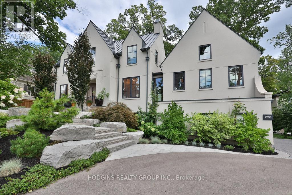 238 Mineola Road W, Mississauga, Ontario  L5G 2X4 - Photo 3 - W12980970