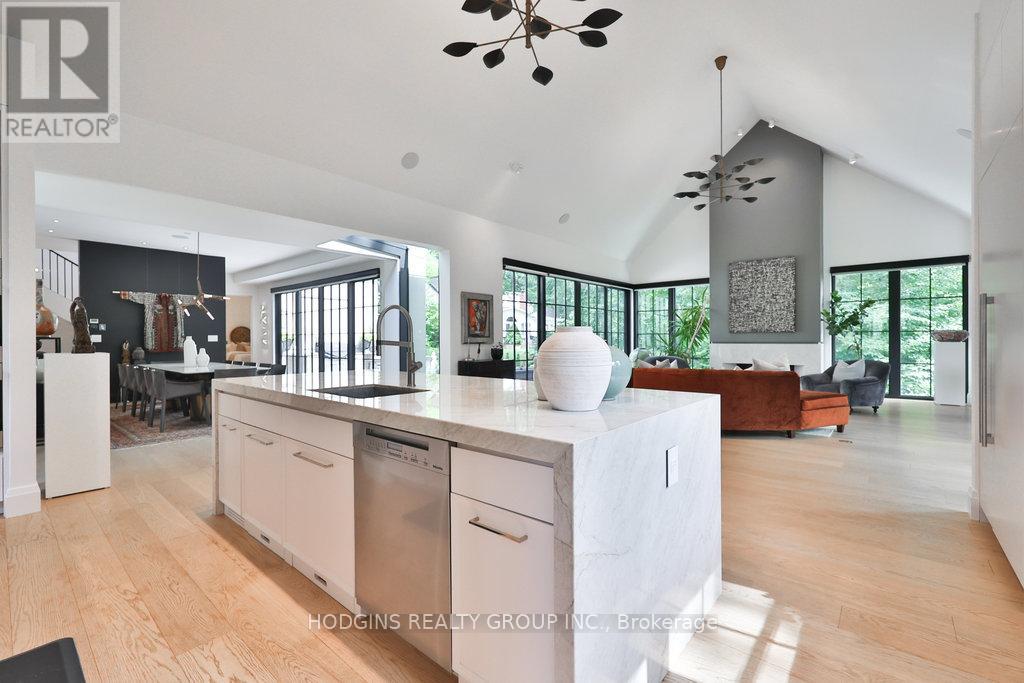 238 Mineola Road W, Mississauga, Ontario  L5G 2X4 - Photo 9 - W12980970