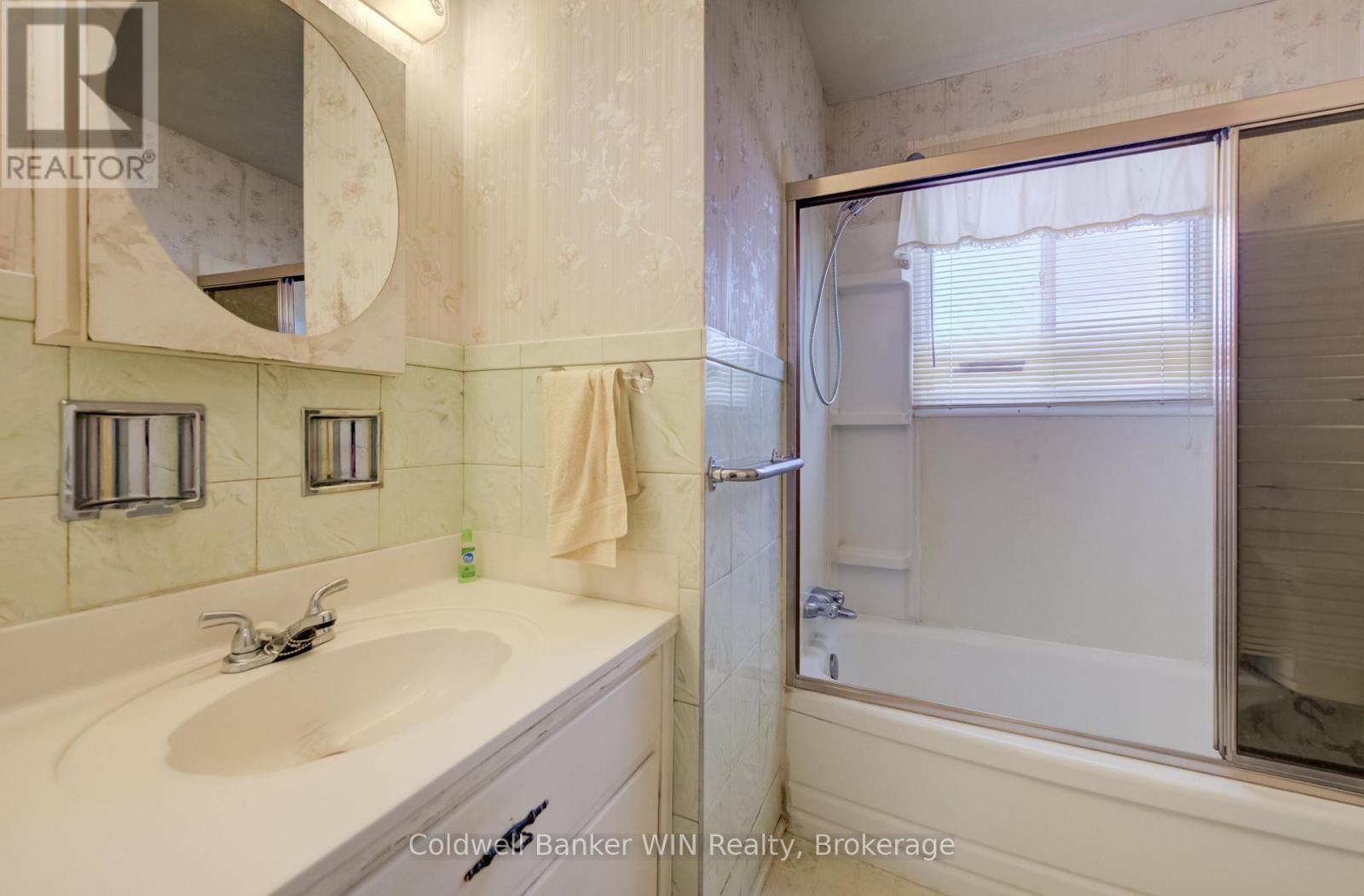 130 King Street E, Wellington North, Ontario  N0G 2L2 - Photo 17 - X12784560