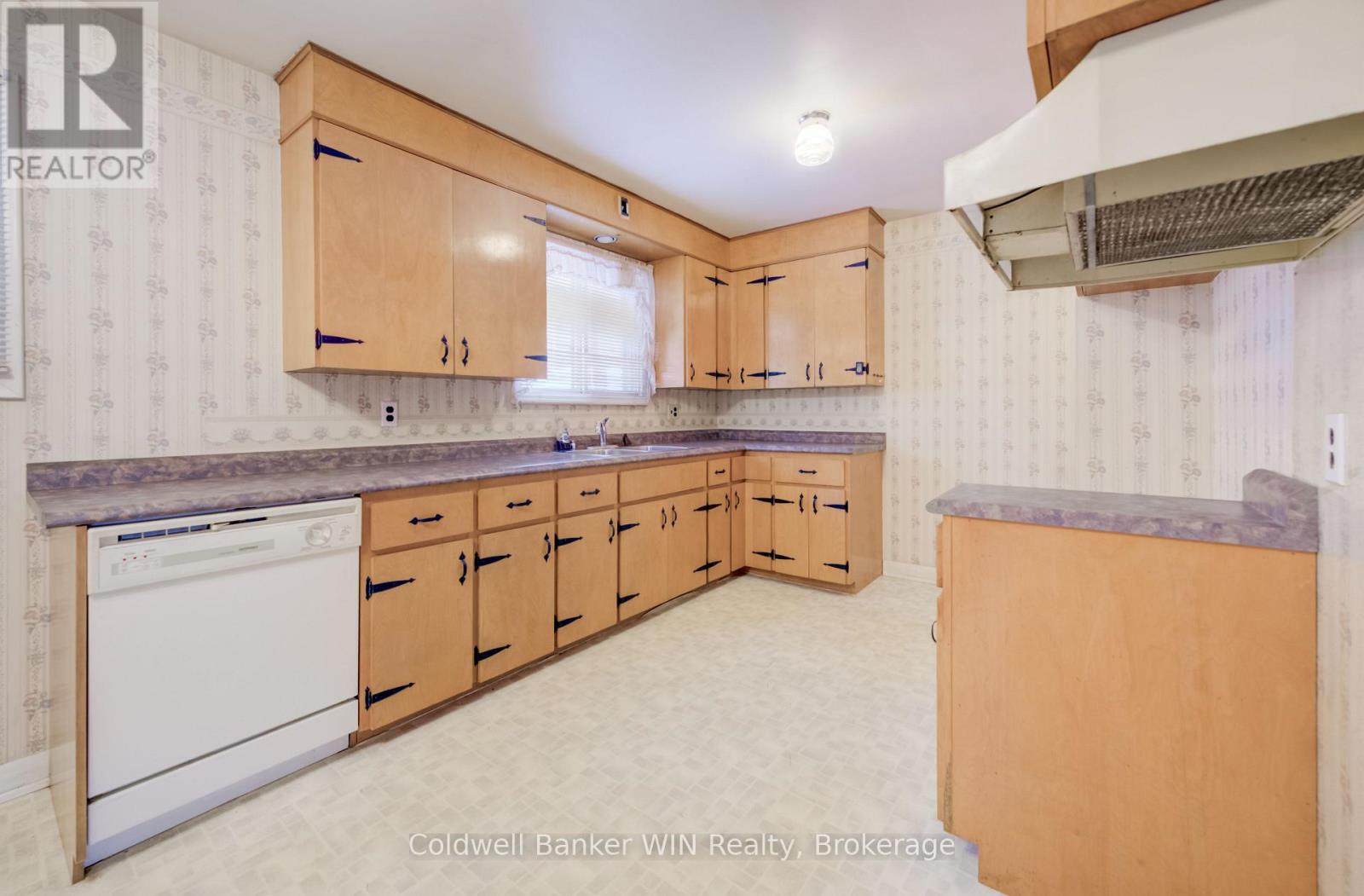 130 King Street E, Wellington North, Ontario  N0G 2L2 - Photo 9 - X12784560