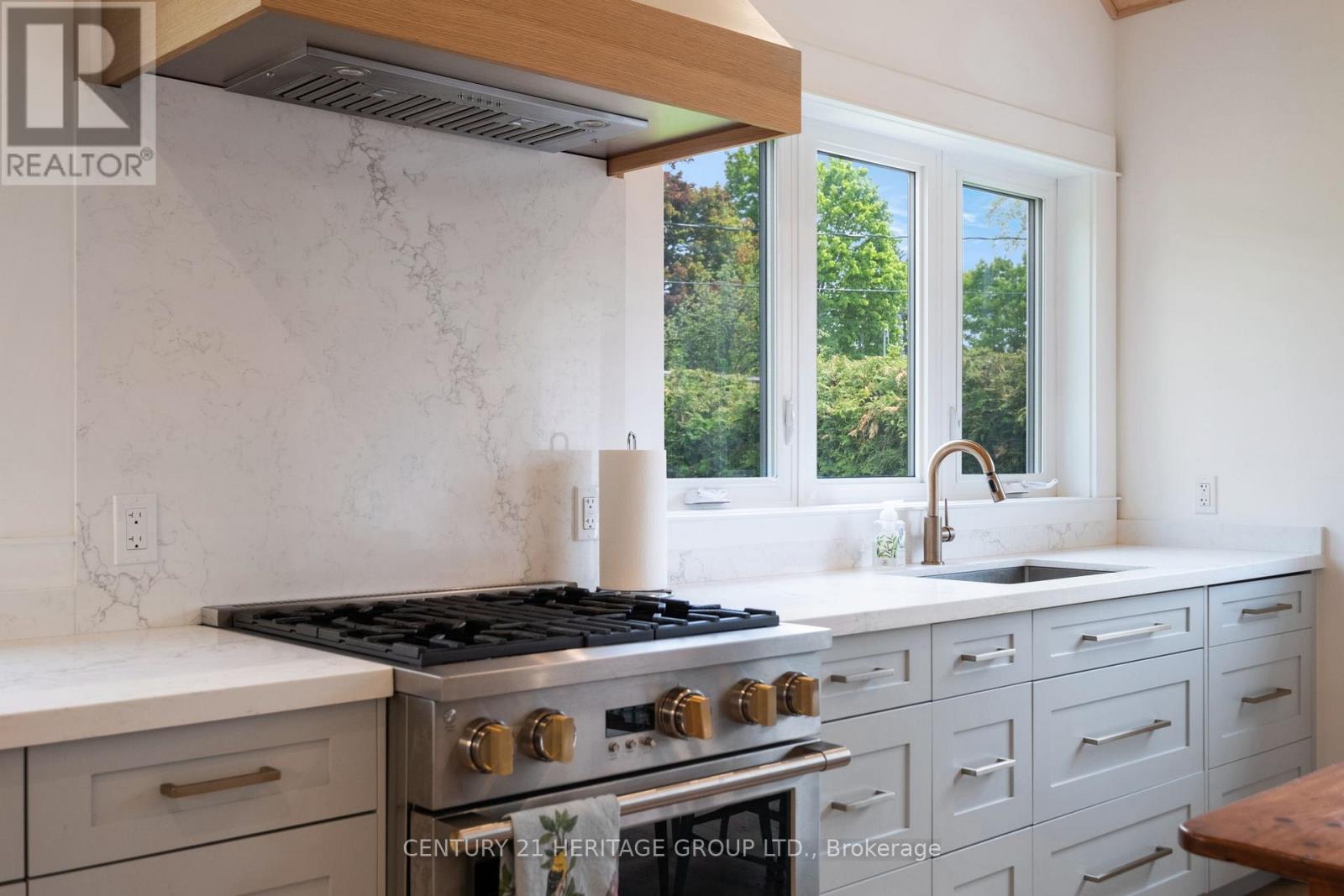 911 Lake Drive N, Georgina, Ontario  L4P 3E9 - Photo 15 - N12884682