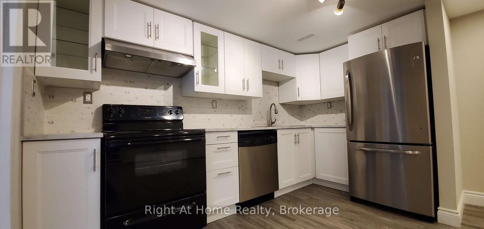 Unit 2 - 2192 Bridge Road, Oakville, Ontario  L6L 2G3 - Photo 11 - W12981006