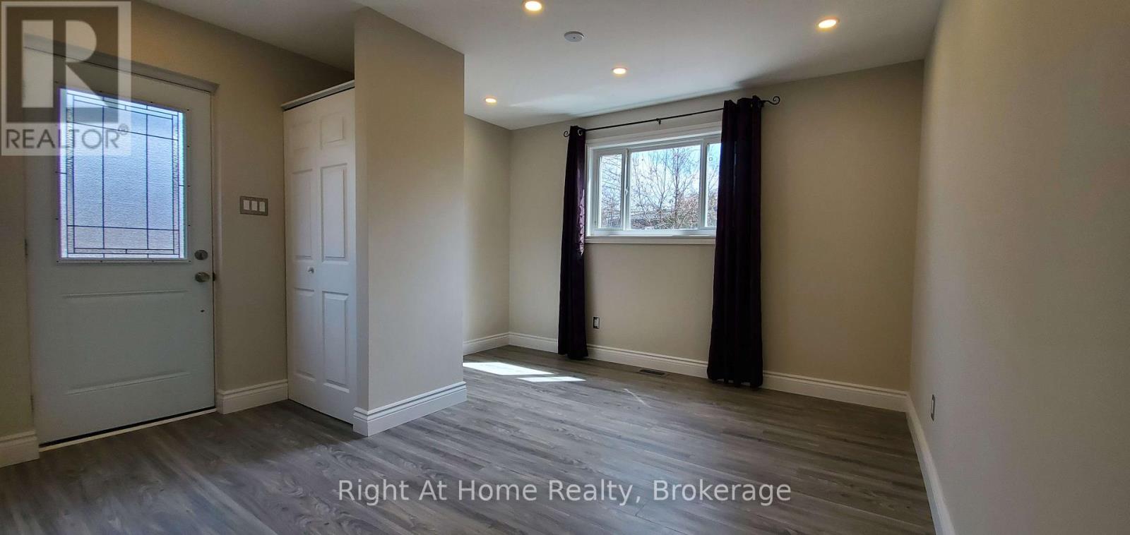 Unit 2 - 2192 Bridge Road, Oakville, Ontario  L6L 2G3 - Photo 5 - W12981006