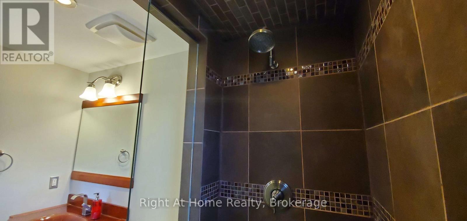 Unit 2 - 2192 Bridge Road, Oakville, Ontario  L6L 2G3 - Photo 7 - W12981006