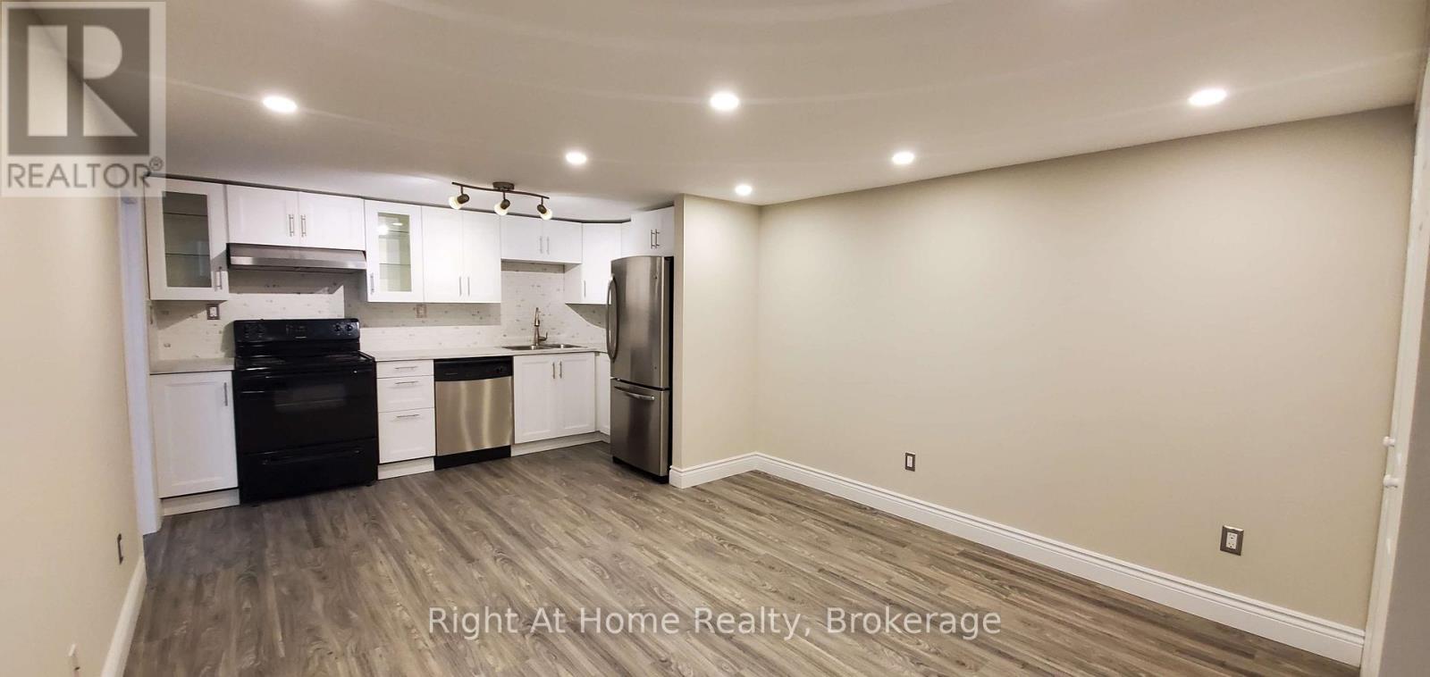 Unit 2 - 2192 Bridge Road, Oakville, Ontario  L6L 2G3 - Photo 8 - W12981006