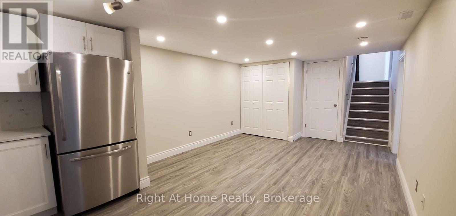 Unit 2 - 2192 Bridge Road, Oakville, Ontario  L6L 2G3 - Photo 9 - W12981006