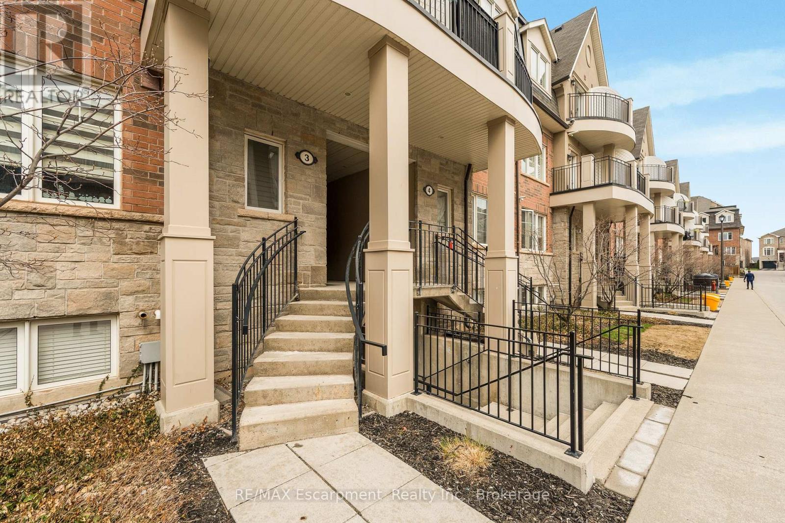 3-04 - 2420 Baronwood Drive, Oakville, Ontario  L6M 0X6 - Photo 2 - W12981074