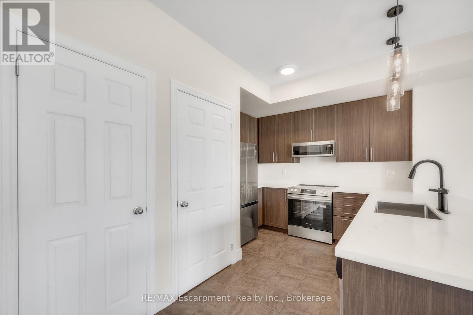 3-04 - 2420 Baronwood Drive, Oakville, Ontario  L6M 0X6 - Photo 8 - W12981074