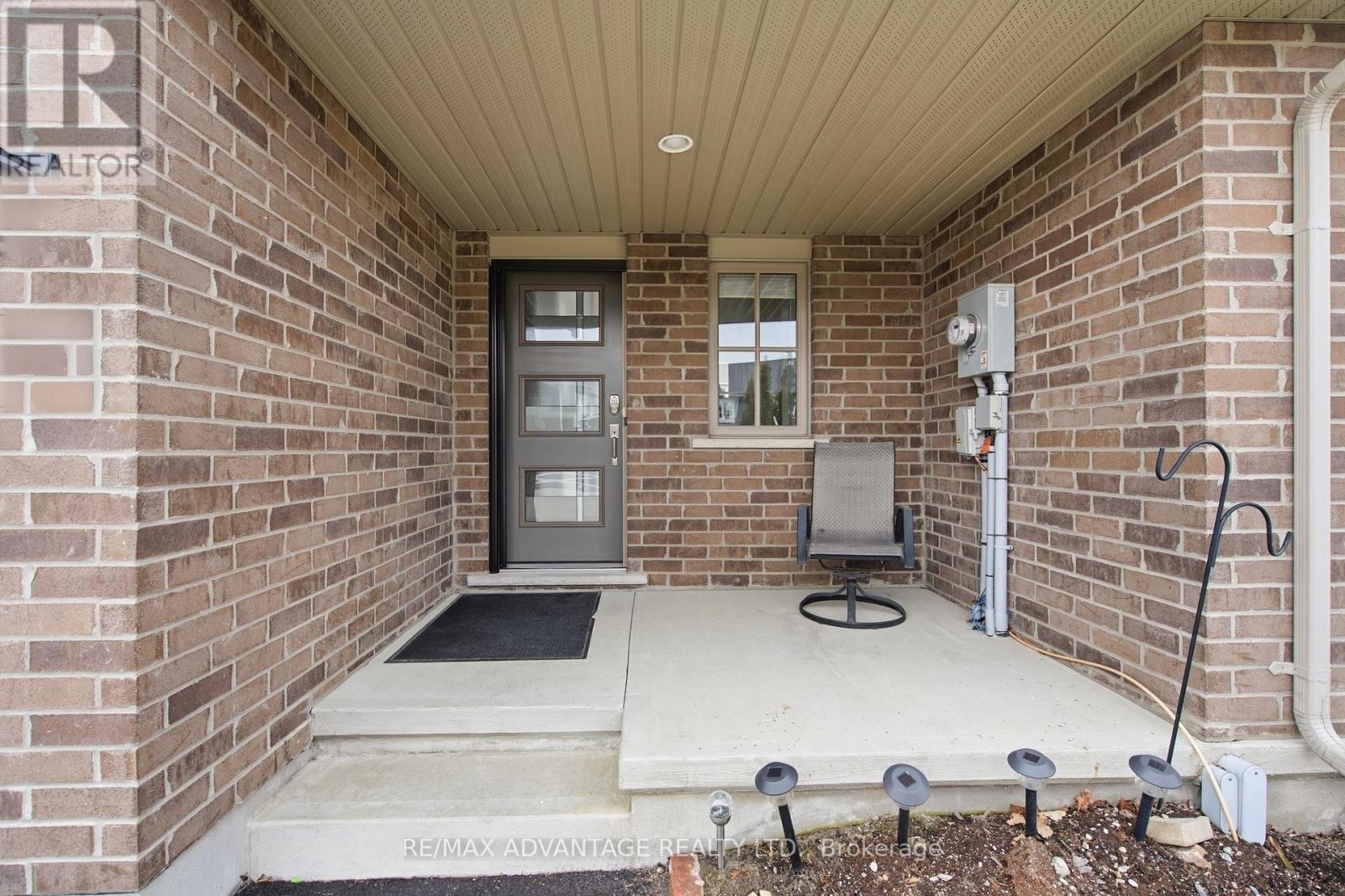 16 Empire Parkway, St. Thomas, Ontario  N5R 0E9 - Photo 3 - X12981072