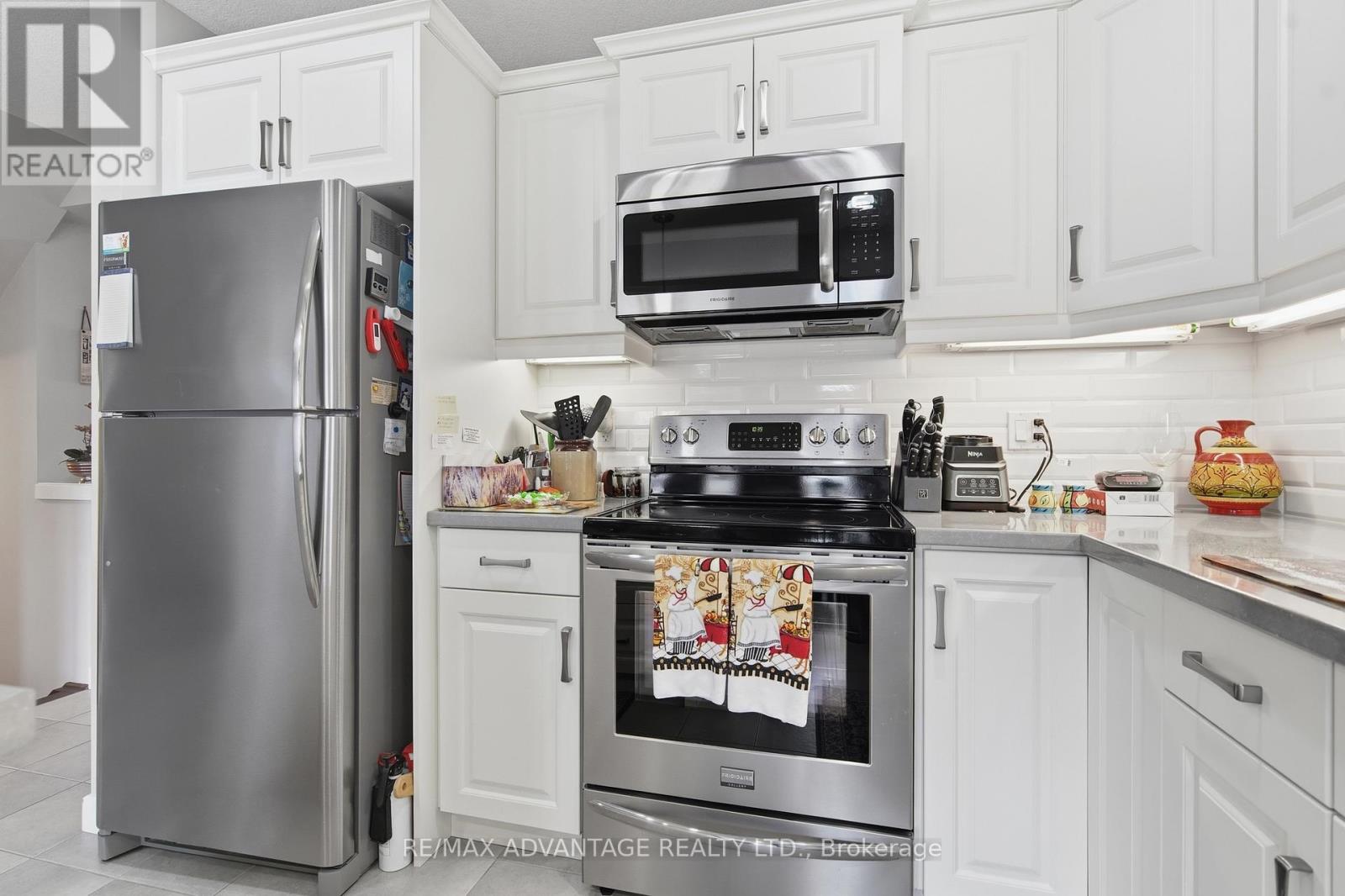 16 Empire Parkway, St. Thomas, Ontario  N5R 0E9 - Photo 9 - X12981072