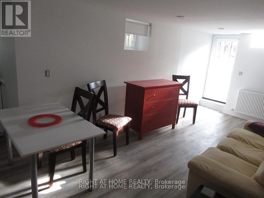 Lower - 272 Roxton Road, Toronto, Ontario  M6G 3P9 - Photo 5 - C12981084