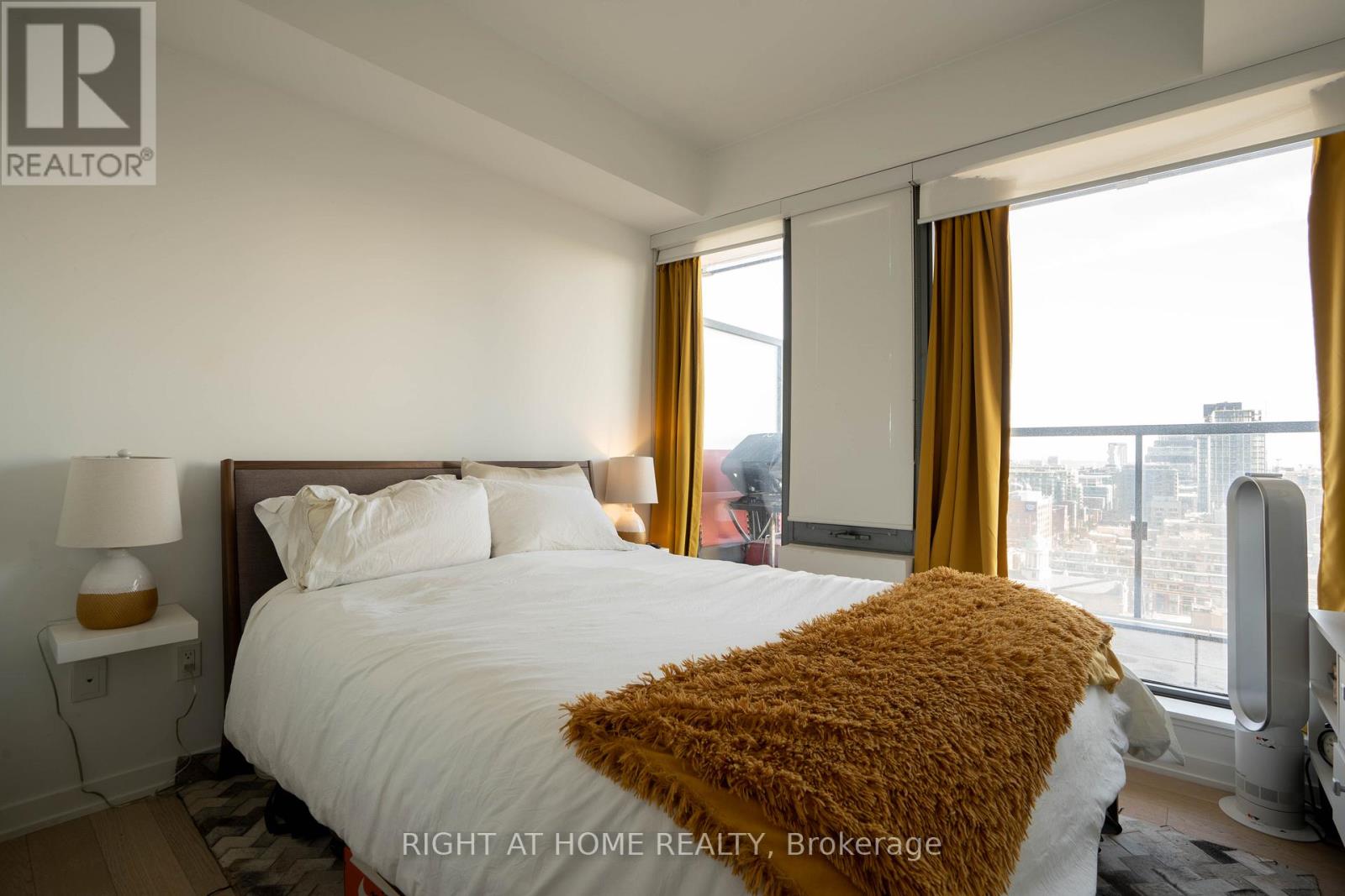 1803 - 60 Colborne Street, Toronto, Ontario  M5E 0B7 - Photo 6 - C12981106