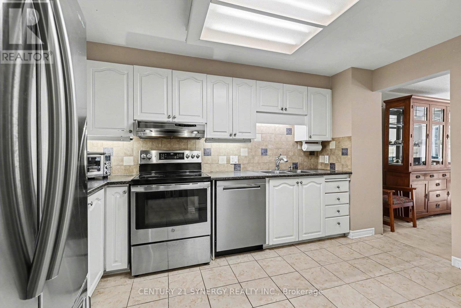 11 Grandcourt Drive, Ottawa, Ontario K2G 5W9 - Photo 5 - X12980980