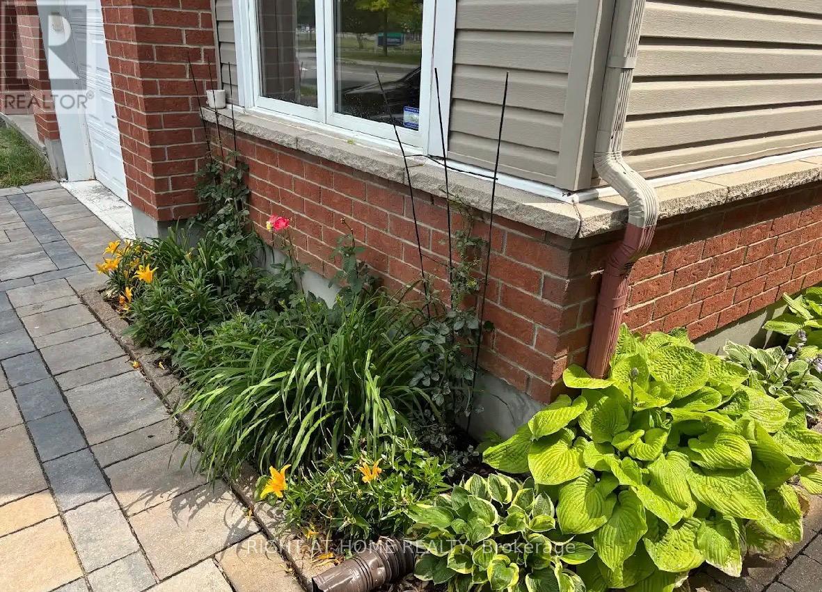 D - 29 Cresthaven Drive, Ottawa, Ontario  K2G 6T8 - Photo 2 - X12981108