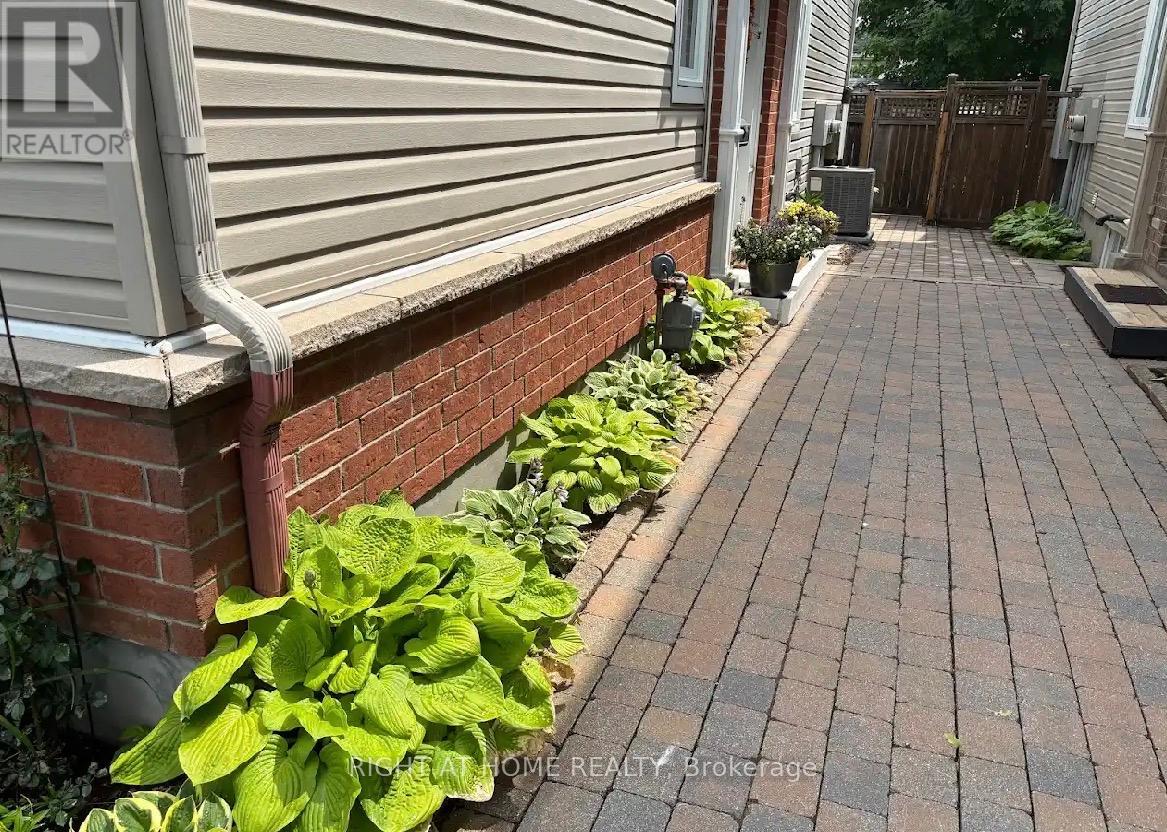 D - 29 Cresthaven Drive, Ottawa, Ontario  K2G 6T8 - Photo 3 - X12981108