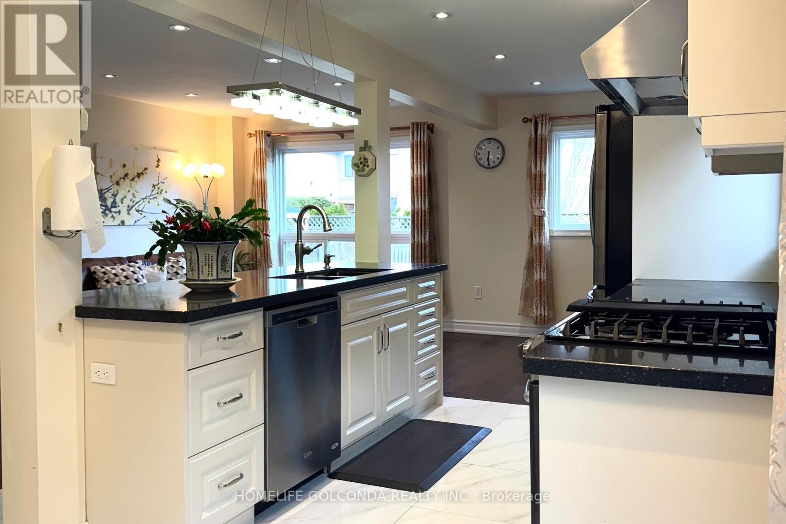 21 Belvedere Crescent, Richmond Hill, Ontario  L4C 8W1 - Photo 12 - N12981026