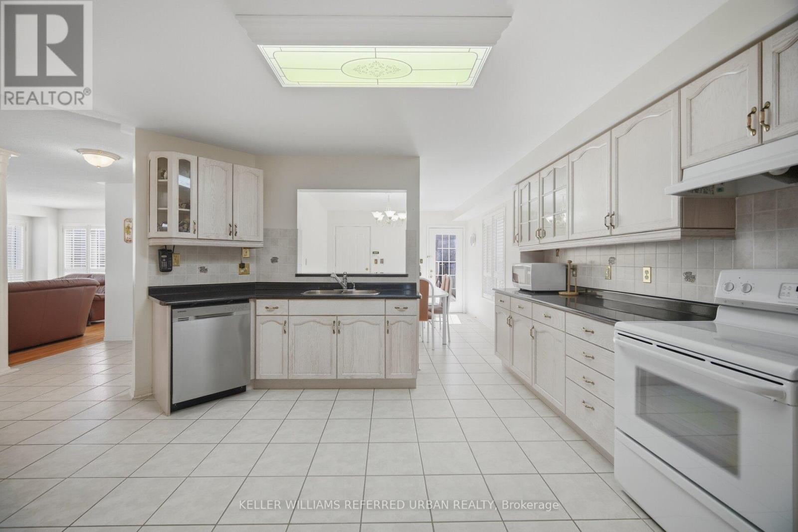 239 Drummond Drive, Vaughan, Ontario  L6A 3C1 - Photo 8 - N12981092