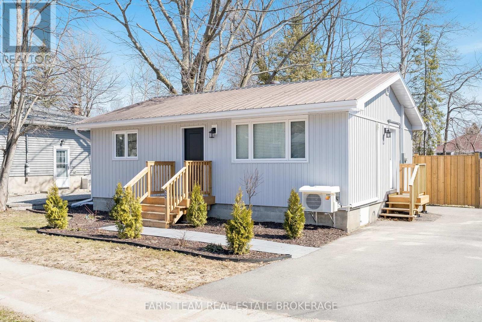 655 Fourth Avenue, Tay, Ontario  L0K 1R0 - Photo 2 - S12981010