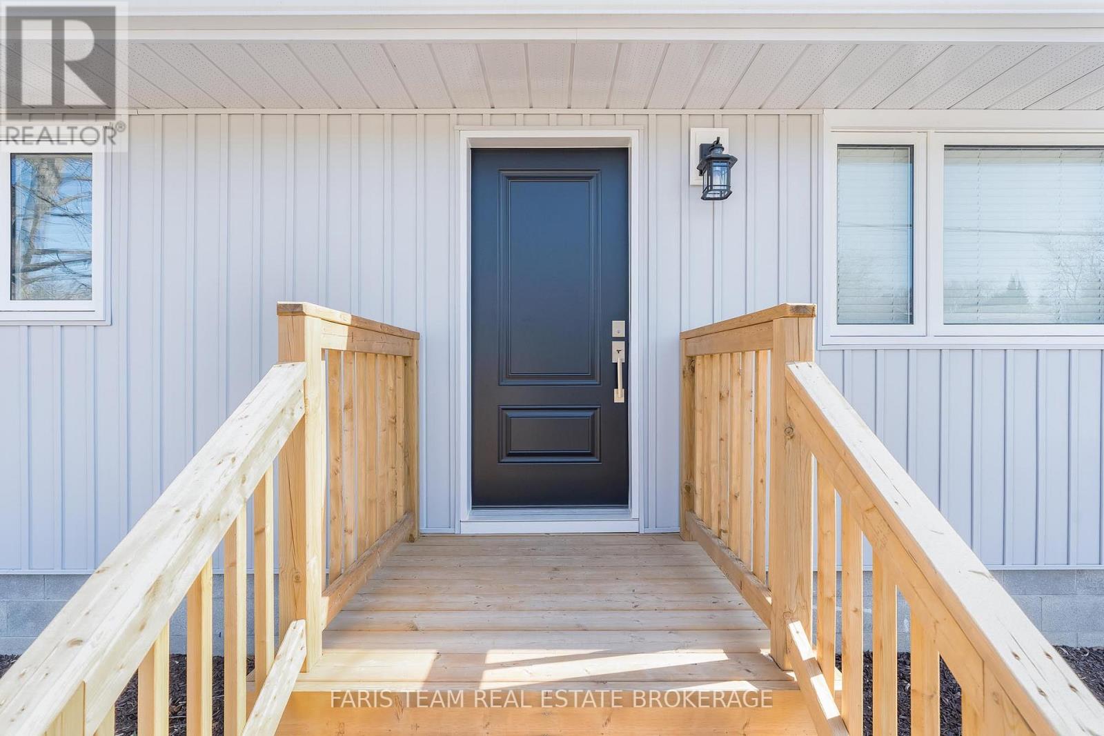 655 Fourth Avenue, Tay, Ontario  L0K 1R0 - Photo 3 - S12981010