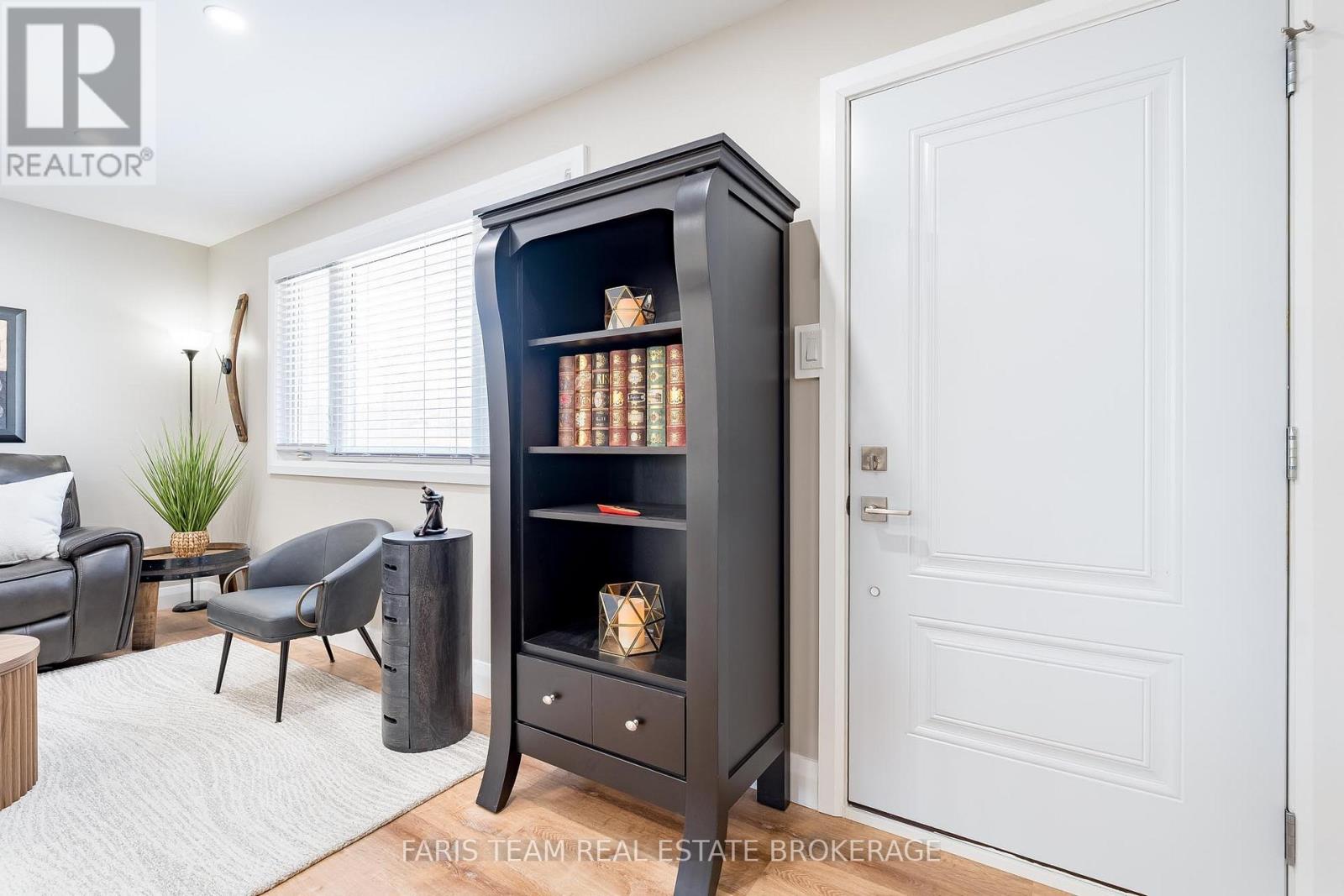 655 Fourth Avenue, Tay, Ontario  L0K 1R0 - Photo 4 - S12981010