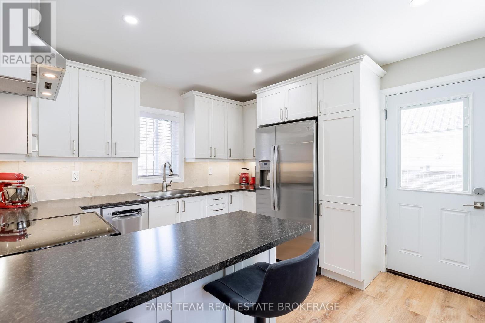 655 Fourth Avenue, Tay, Ontario  L0K 1R0 - Photo 5 - S12981010