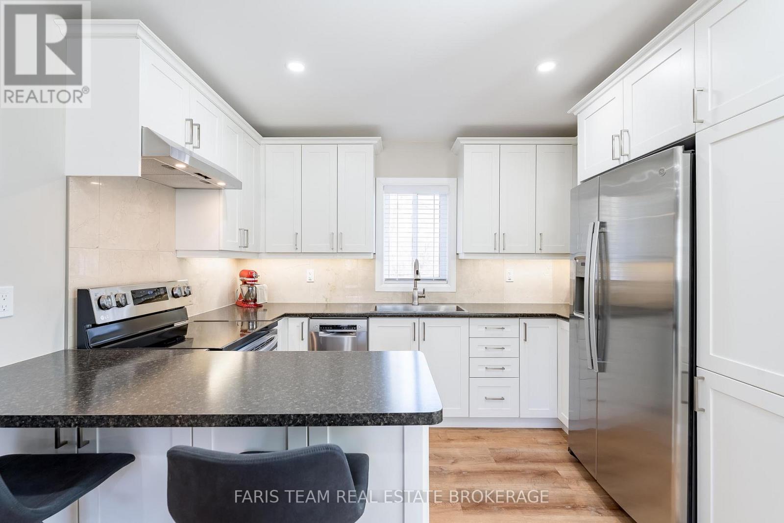 655 Fourth Avenue, Tay, Ontario  L0K 1R0 - Photo 6 - S12981010