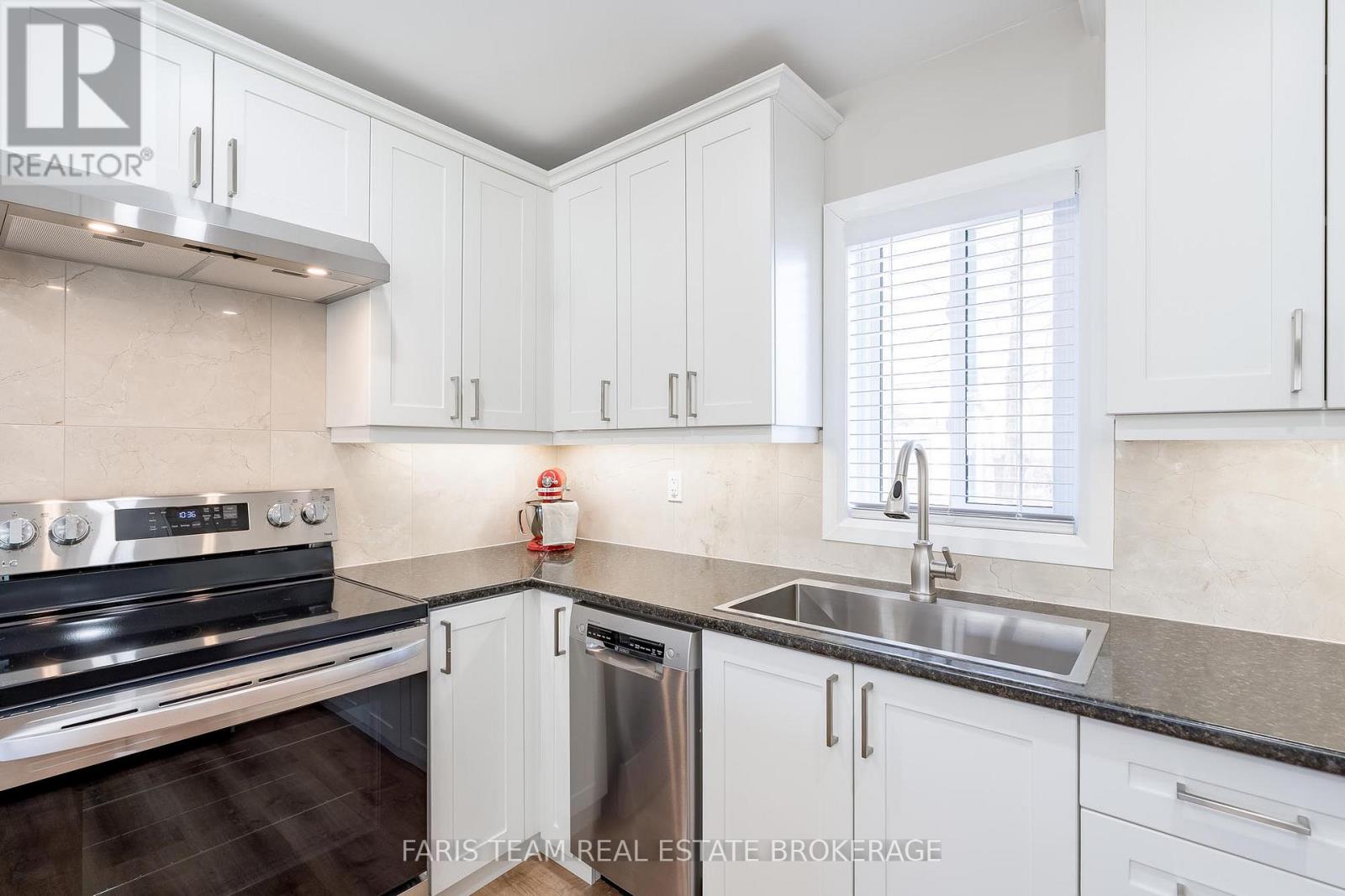 655 Fourth Avenue, Tay, Ontario  L0K 1R0 - Photo 7 - S12981010