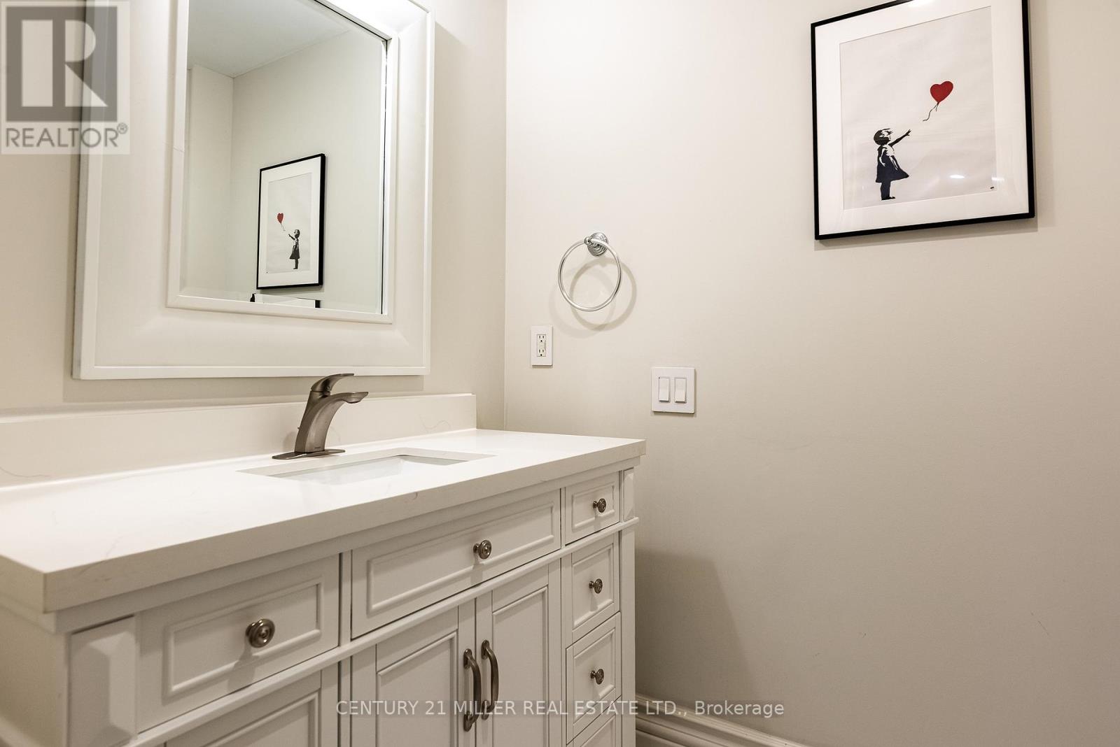 2096 Lakeshore Road E, Oakville, Ontario L6J 1M3 - Photo 39 - W12979552