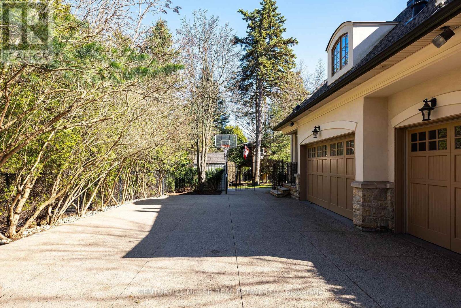 2096 Lakeshore Road E, Oakville, Ontario L6J 1M3 - Photo 47 - W12979552