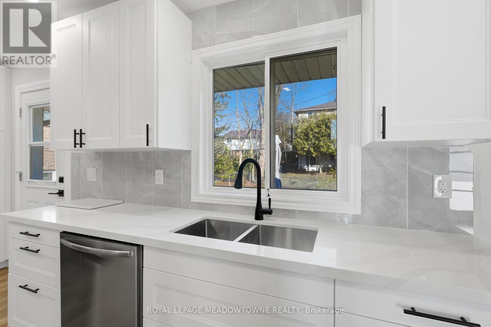 73 Elizabeth Drive, Halton Hills, Ontario  L7J 1B4 - Photo 12 - W12980990