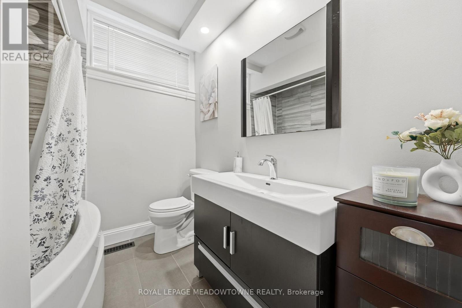 73 Elizabeth Drive, Halton Hills, Ontario  L7J 1B4 - Photo 22 - W12980990